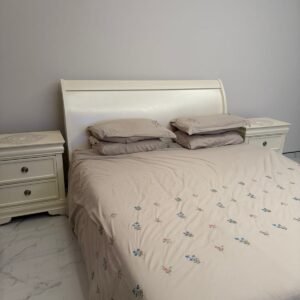 Chic Cream-White Used Bedroom Set (Bed Frame + 2 Bedside Cabinets) – FurnitureBuyersAd